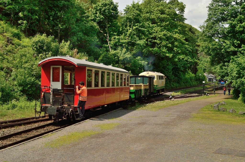 Nach der Ankunft des Morgenzuges aus Engeln und dem Umrangieren der Lok, muss die D5 noch einen  berflssigen  Personenwagen aufs Abstellgleis bringen. Vatertag 9.Mai 2013