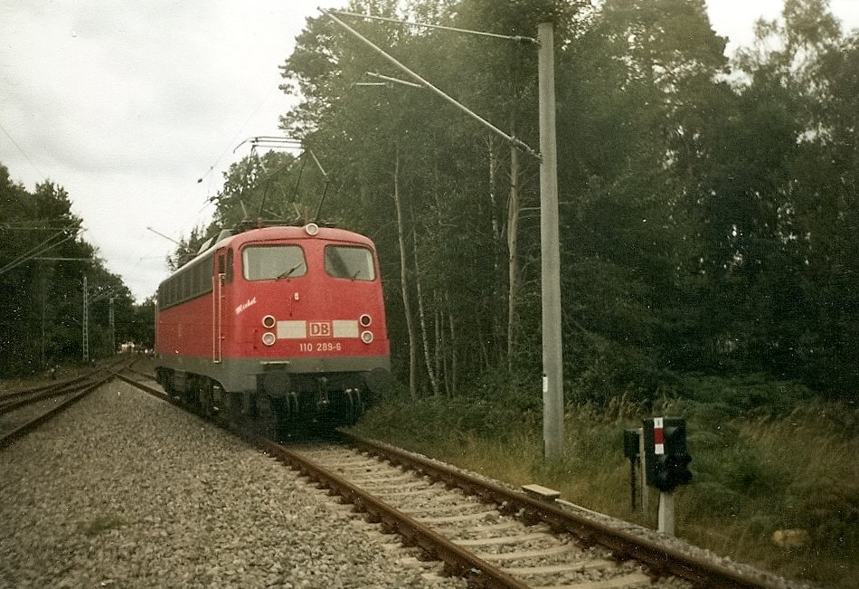 Nach der Ankunft des Nachtzuges mute 110 289 im Oktober 2005 in Binz wieder umsetzten.Da es in Binz keine Fussgngerbrcke oder einen Bahnsteigtunnel gibt,entstand die Aufnahme von einem berweg der zum Gleis 3 fhrt.