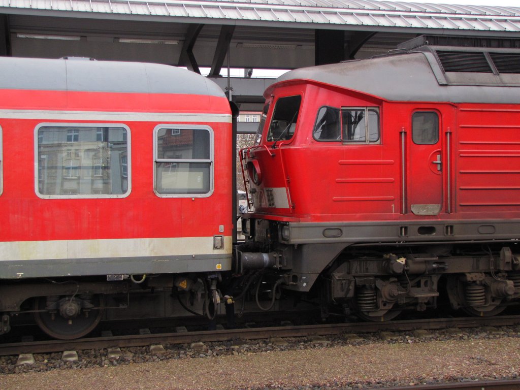 Nach der Ankunft des RE 3626 aus Altenburg, kuppelt der Lokfhrer die 232 209-7 in Erfurt Hbf ab, um fr die Rckfahrt nach Altenburg umsetzen zu knnen; 24.01.2011