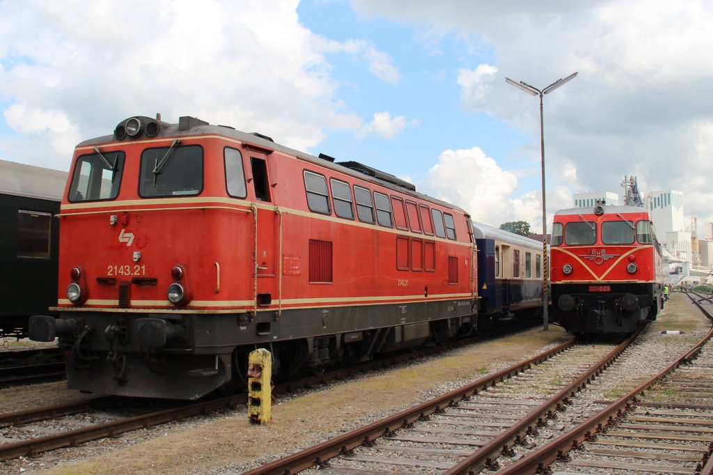 Nach der Ankunft des SLZ 14814, 2050 009, von Wien Franz Josefsbahnhof Grtelbrcke (Wfg) nach Ernstbrunn (Erb) entsand diese Foto mit der 2143 021; am 05.05.2013