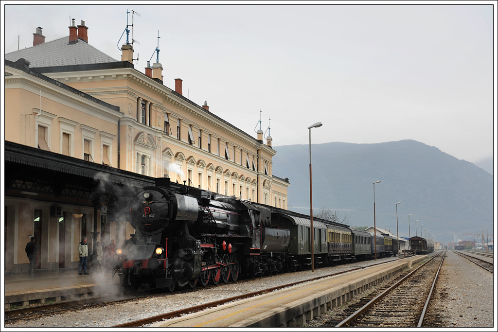 Nach der Ankunft des Sonderzuges 13403 aus Jesenice kam am 10.11.2012 in Nova Gorica 06-018 vom Zug und 33-037 fr Werbefilmaufnahmen wieder alleine vor den Zug.