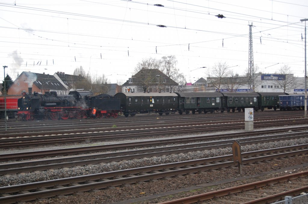 Nach der Ankunft des Sonderzuges in Paderborn HBF wurde dieser in den Rangierbahnhof geschoben. Hier steht Br 38 2267 mit ihrem Sonderzug im Paderborner Rangierbahnhof und wartet auf die Rckfahrt am Abend.