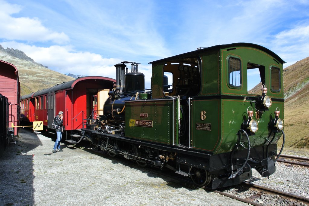 Nach Ankunft in Furka (hchster Punkt der DFB), vor Einfahrt in den Furkascheiteltunnel, wird die Lok auf der Drehscheibe gewendet. Nach einem 25 mintigem Aufenthalt gehts in Krze durch den Furkatunnel und anschliessend hinunter nach Gletsch, 28.09.2012.
