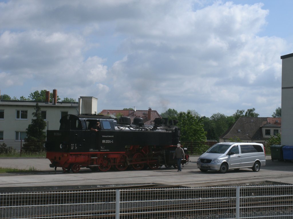 Nach der Ankunft ihres Zuges,aus Khlungsborn West,blieb 99 2324,am 28.Mai 2011,in Bad Doberan.