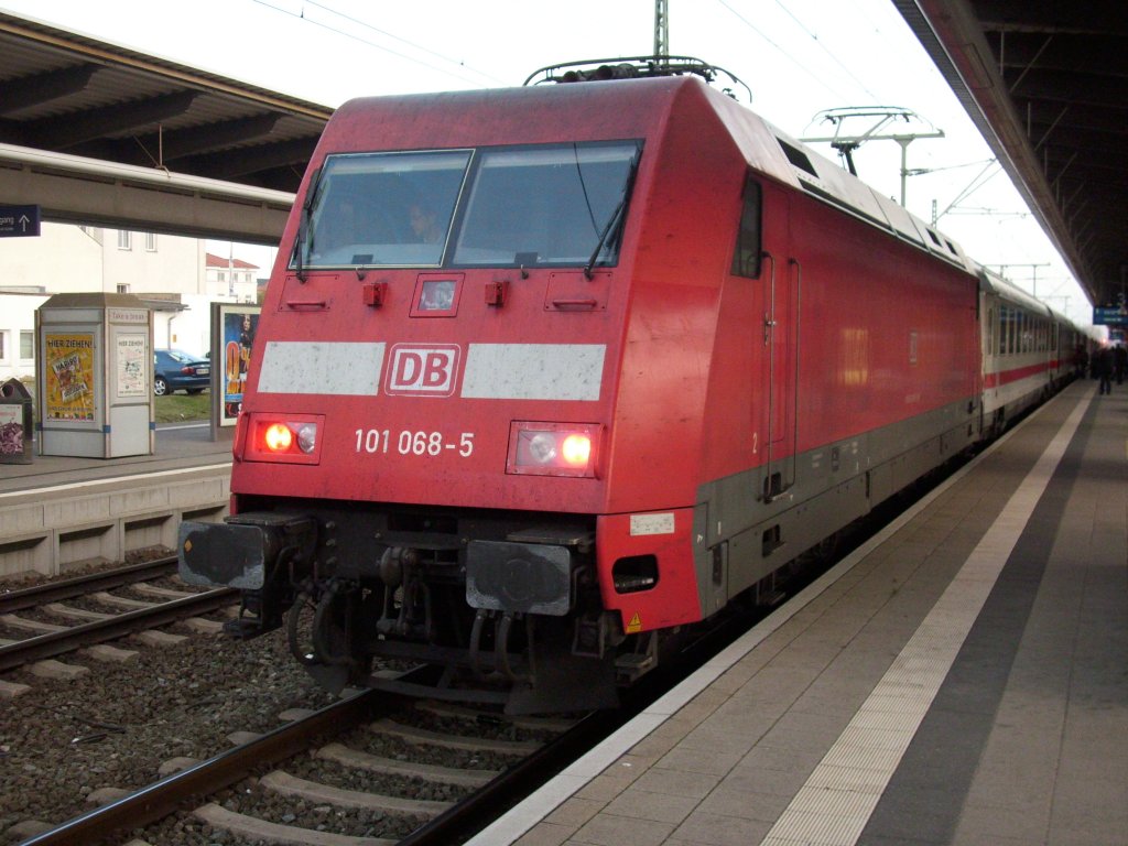 Nach der Ankunft mit dem IC 2379 aus Stralsund und einem Richtungswechsel ging es fr 101 068 am 31.Oktober 2009 in Rostock weiter nach Hannover.