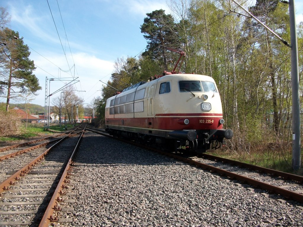 Nach der Ankunft mute 103 235 am 02.Mai 2010 in Binz noch gute eine Stunde warten bis die Lok umsetzen konnte,da alle Gleise besetzt waren.
