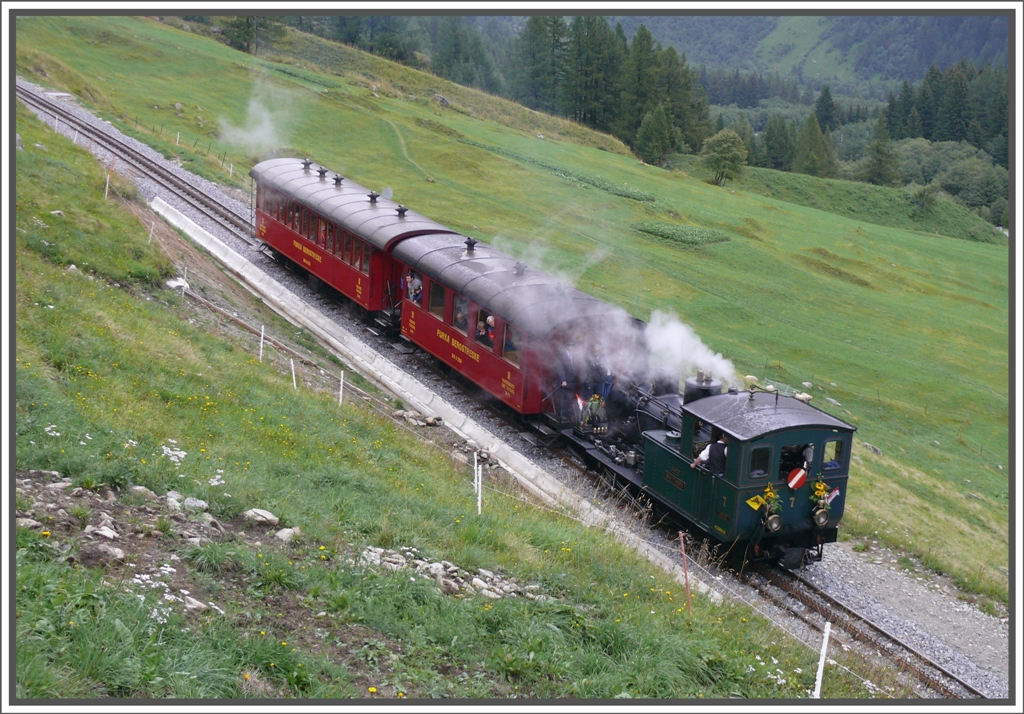 Nach Anschluss des Bahnhofs Oberwald ist die Furka Bergstrecke wieder durchgehend befahrbar.Hier befindet sich Lok 7  Breithorn  ex BVZ mit zwei hisorischen Wagen der ehemaligen FO auf Talfahrt zwischen Gletsch und Oberwald. (15.08.2010)