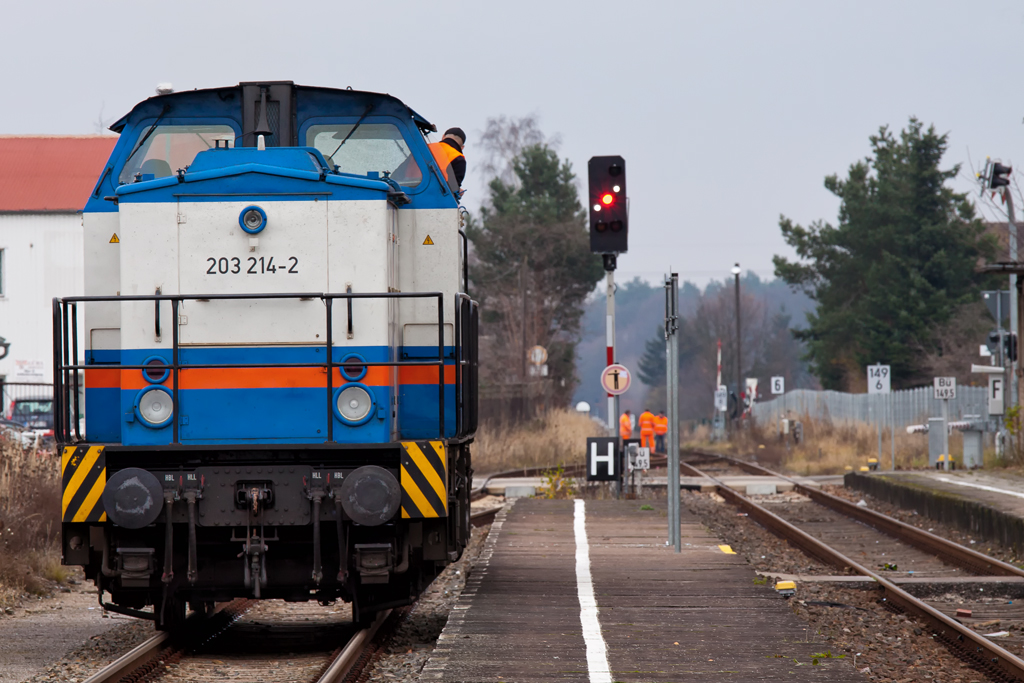 Nach Aufleuchten der weien Lichter am Signal (+ Hp 0), darf eine Rangierfahrt daran vorbeifahren. - 11.11.2010
