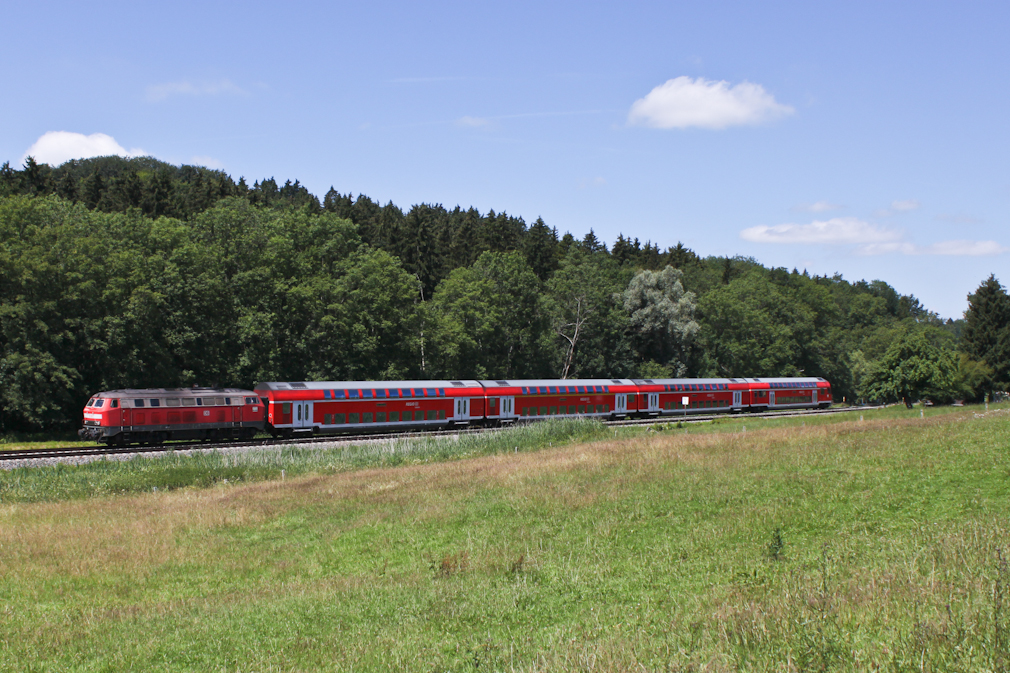 Nach Aulendorf fhrt die Strecke der Sdbahn durchs Schussentobel, wo 218 436 mit dem IRE 4225 (Stuttgart Hbf-Lindau Hbf) unterwegs ist. (26.Juni 2011)
