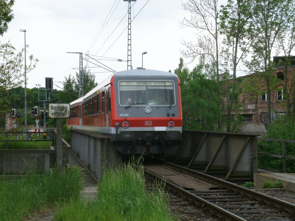 Nach der Ausfahrt aus Pasewalk �berquerte 928 656,am 14.Mai 2011,das Fl�sschen Uecker. 