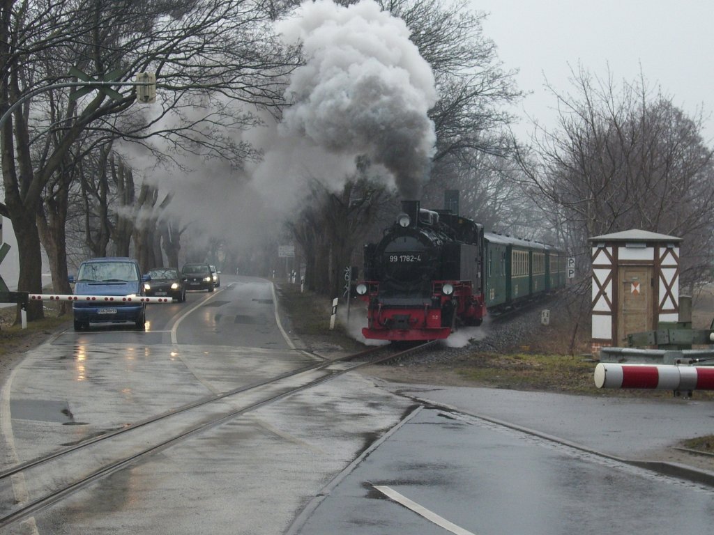 Nach der Ausfahrt berquerte 99 1782,am 20.Mrz 2010,den Bahnbergang Kuhstall in Sellin. 