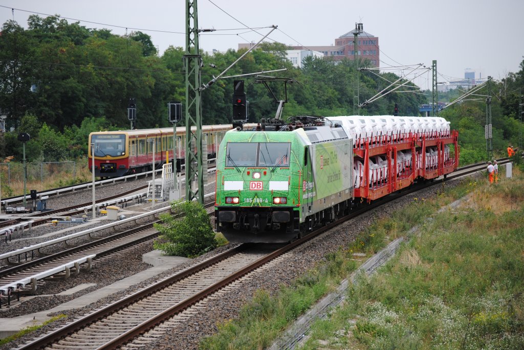 Nach Beendung der Vorstellung am Potsdamer Platz verlt BR 185-389 den Tunnel und fhrt hier am 12.08.2010 gegen zwlf durch den Bhf. Sdkreuz.