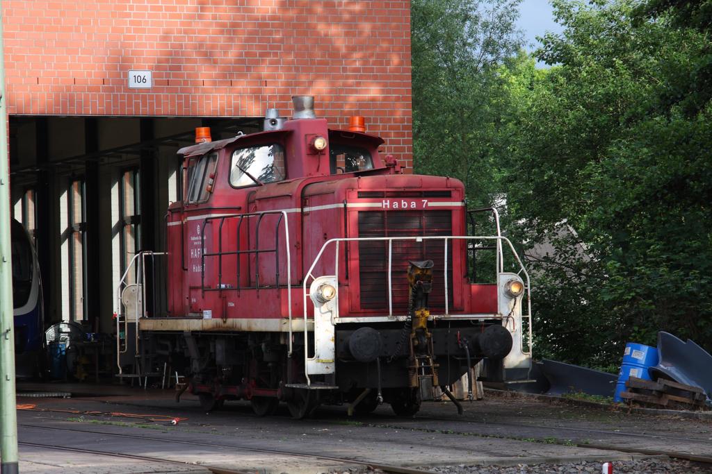 Nach der Beschaffung von zwei ex V 90 der DB stehen die ehemaligen V 60
der Hafenbahn Osnabrck zur Ausmusterung bzw. zum Verkauf an. Am 21.6.2013 
war eine davon aber noch aktiv. Haba 7 traf ich  in ihrem alten Kleid 
noch im Einsatz vor dem Werkstattschuppen im Hafen Osnabrck an.