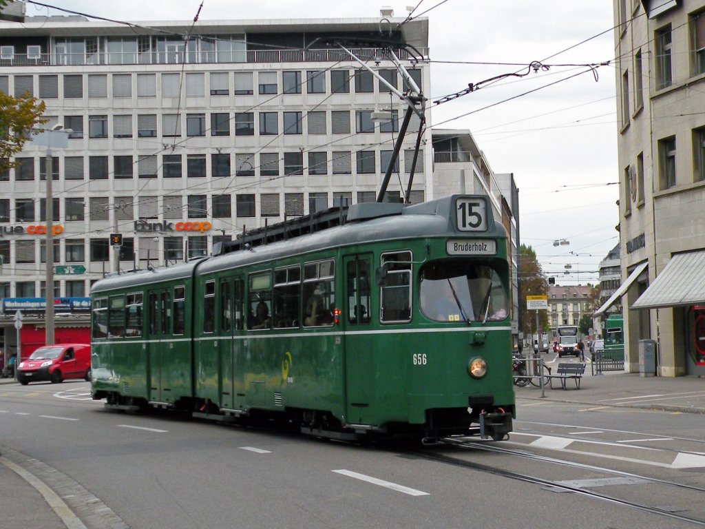 Nach einer Betriebsstrung auf der Linie 15/16 kommt der Dwag 656 zu einem Einsatz. Der Be 4/6 656 hat soeben die Haltestelle Aeschenplatz verlassen. Die Aufnahme stammt vom 18.09.2012.