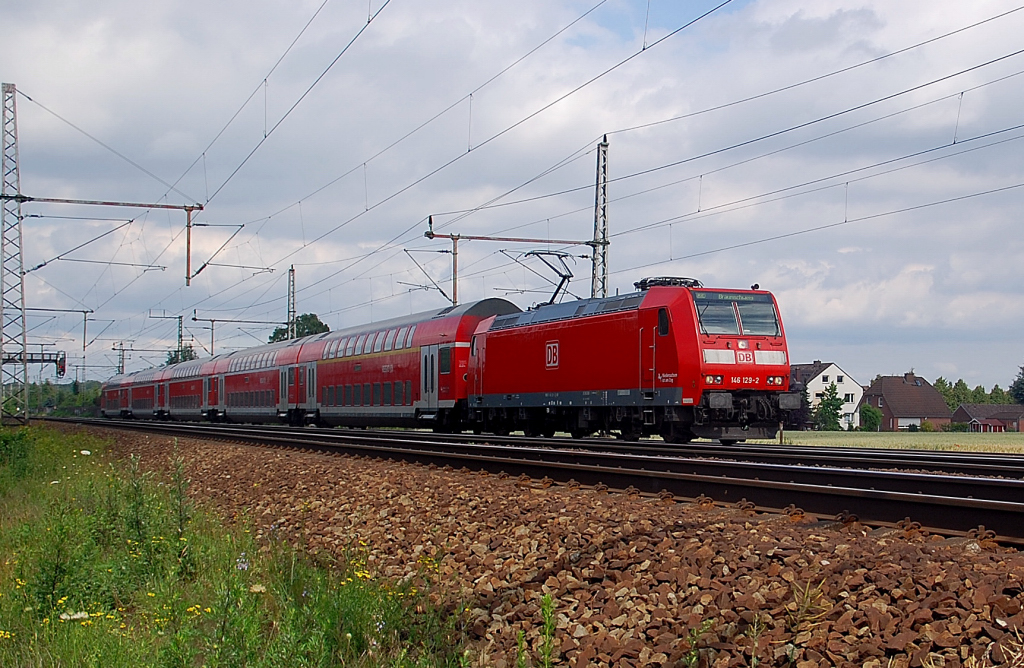 Nach Braunschweig fahrend ist diese RE-Einheit bei Dedensen-Gmmer unterwegs. Die Zuglok ist die 146 129-2 am Donnerstag den 23.6.2011.
