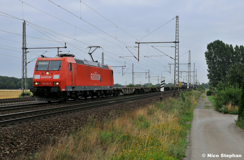 Nach Bremen war 185 166-6 mit einem halb ausgelasteten Containerzug unterwegs (06.08.10 Dedensen-Gmmer)