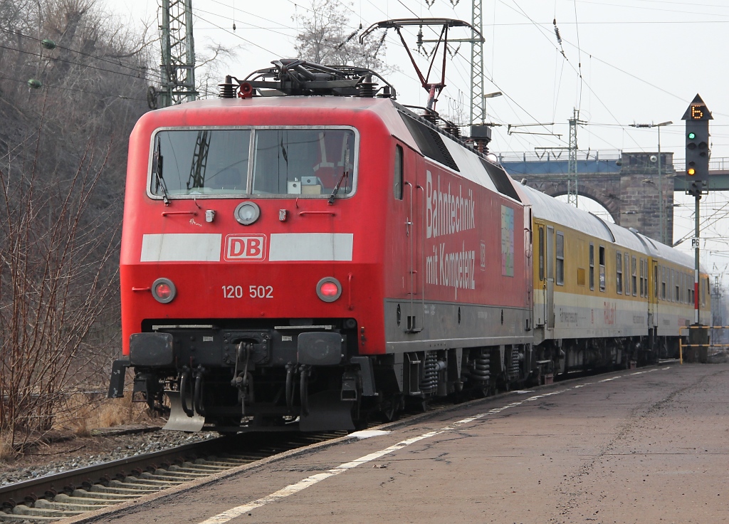 Nach ca. 10 Minuten ging die Fahrt fr 120 502 mit ihrem Messzug wieder zurck in Richtung Kassel. Aufgenommen am 07.03.2012 in Eichenberg.