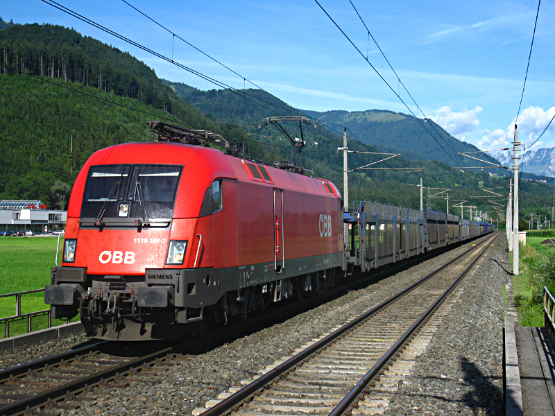 Nach ca. einer Stunde kam schon der nchste leere Autotransporterganzzug durch Schlins. Gezogen von der 1116 157.

Lg