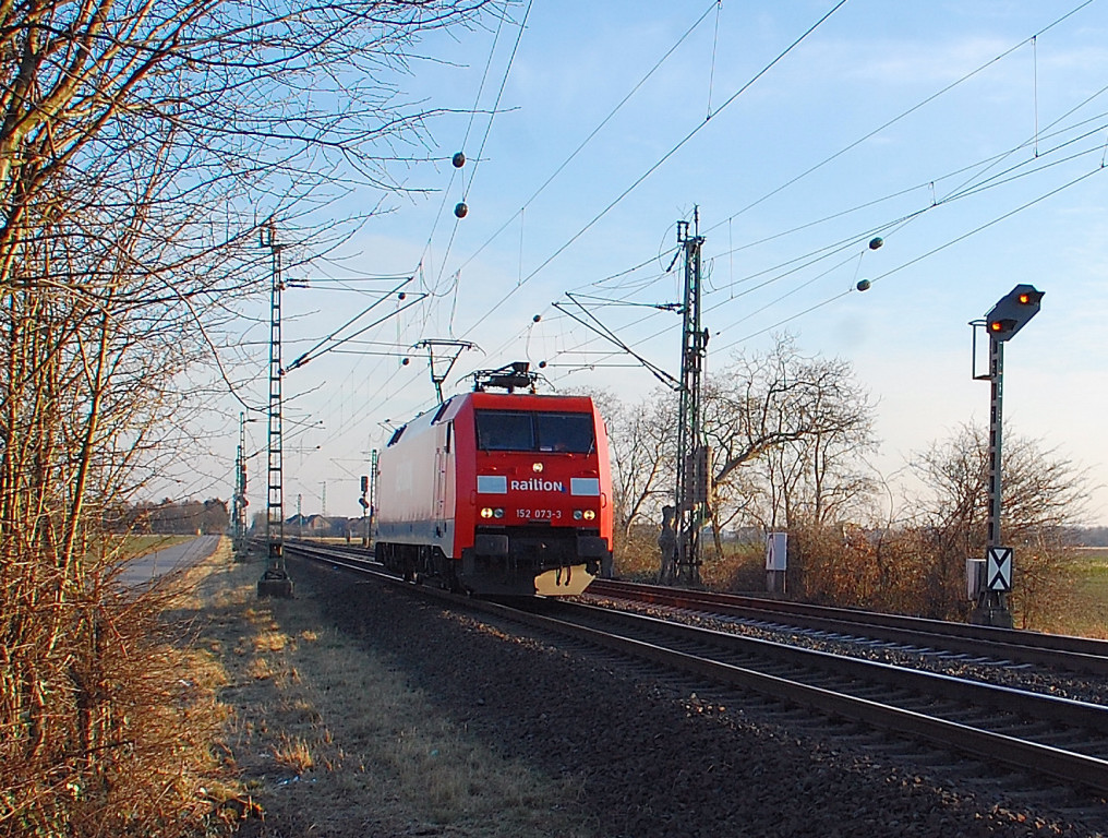 Nach dem die 152 073-3 ihren Zug in Nievenheim abgestellt hat, ist sie hier auf dem Rckweg nach Neuss zu sehen.....solo natrlich.......in Norf an der sdlichen Bahnhofseinfahrt. 5.2.2012