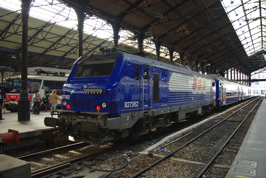 Nach dem Aufstbern diverser kleiner Modellbahnlden am Fue des Montmartre standen wir pltzlich und unvermittelt in einem riesigen Bahnhof: dem Gare St. Lazare. Hier wartet gerade die 827362 mit ihrem Zug auf Abfahrt. Aufgenommen am 05.05.2011.