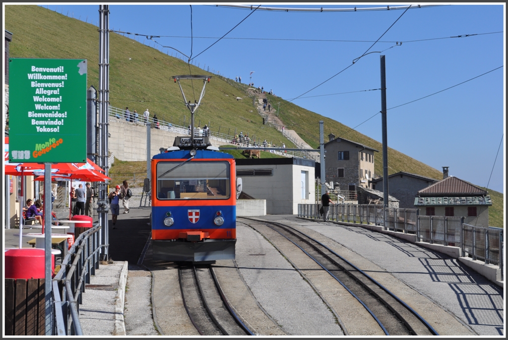 Nach dem Brienzer Rothorn und dem Pilatus war mein gestriges Ziel der Monte Generoso 1704m im Tessin. Keine Angst, es geht nicht so weiter, denn heute muss ich wieder arbeiten und morgen solls ja Schnee geben. Bhe 4/8 11  Mendrisio  hat nach 40 Minuten und 1430 Hhenmeter die Bergstation Vetta erreicht. (05.10.2011)