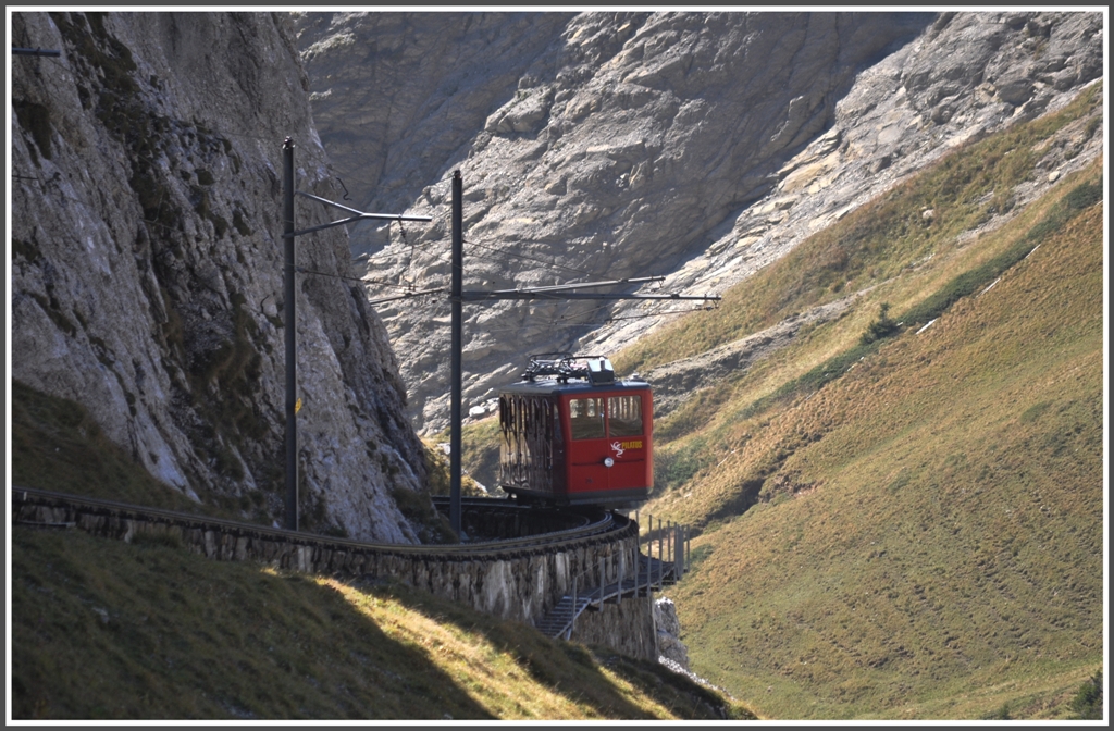 Nach dem Brienzer Rothorn hat mich das Bergbahnfieber gepackt und ich habe, dank des perfekten Wetters, gestern den Pilatus besucht. Der Abstieg hinunter nach Aemsigen (Mittelstation) war noch um einiges exponierter als hinunter zur Planalp. Wagen 24 umkurvt soeben die Eselswand. (04.10.2011)
