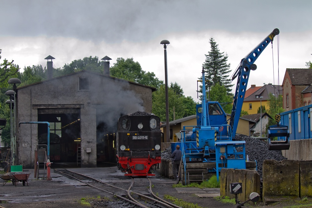 Nach dem die Dampflok am Lokschuppen in Putbus ihre Betriebsstoffe erhalten hat, ging es quer ber den Bahnhof an die bereitstehenden Reisezugwagen am Bahnsteig 3. - 14.07.2011

