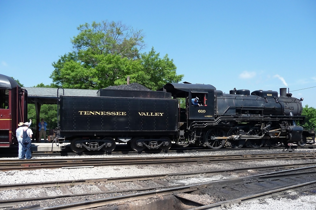 Nach dem Drehen ist die 610 der TVR um ihren Zug herum gefahren und wird wieder kuppeln (East Chattanooga, 30.5.09).