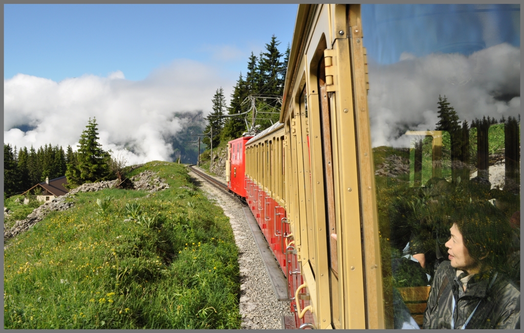 Nach dem Grtlitunnel kommt die Jungfrau in Sicht und das ah und oh der mehrheitlich japanischen Fahrgste ist nicht zu berhren. (27.06.2012)