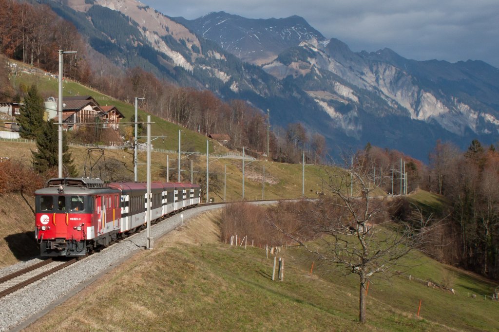 Nach dem ihnen vor einigen Jahren bereits die Zhne gezogen wurden, picken eifrige Vgel den ehemals berggngigen De 110 nun auch noch den Boden unter den Fssen weg.
Kurz- bis mittelfristig wird ihre Existenz hchstens noch durch die mit Speisewagen bewirtschafteten GoldenPass  Premiumzge  gesichert, die so einfach nicht durch die neuen Triebzge ersetzt werden knnen. Da dies die Moderne aber kaum noch lange zurckhalten kann, werden Bilder wie dieses von De 110 021 mit IR 2222 (Luzern > Interlaken Ost) zwischen Oberried und Unterried am Brienzersee in absehbarer Zeit Geschichte sein. 
25. November 2012