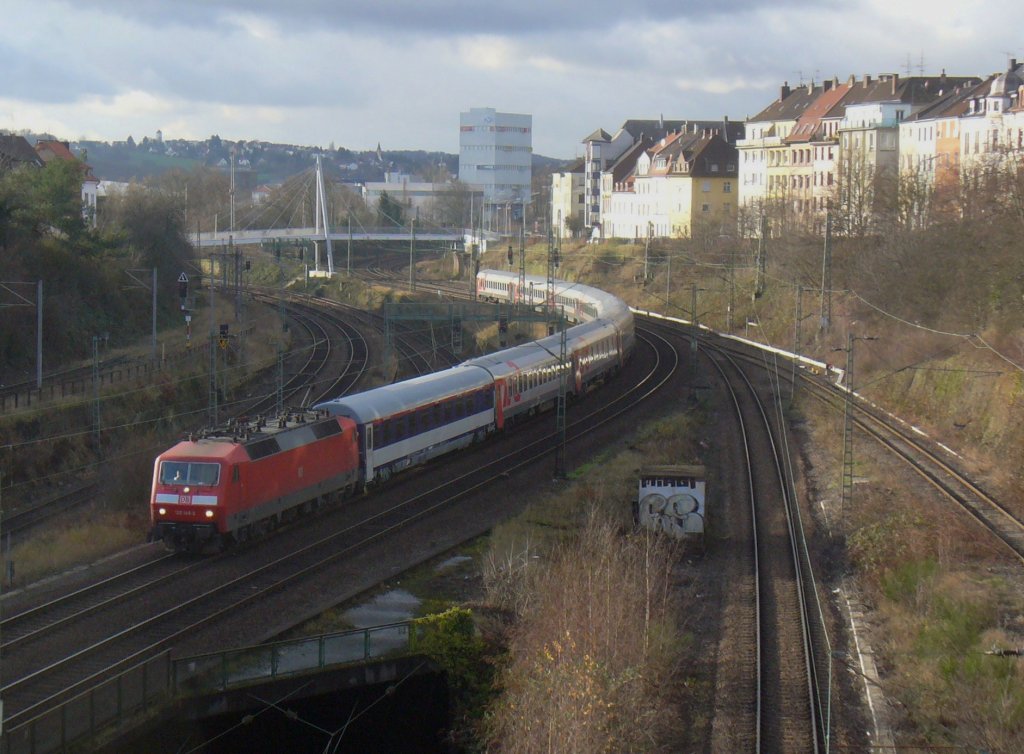 Nach dem Lokwechsel zog 120 148-2 den EN 453 Paris Est - Moskva am 17.12.2011 von Burbach in richtung Saarbrcken Hbf