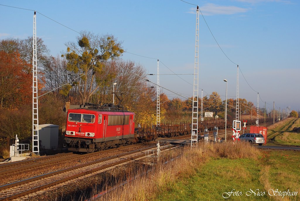 Nach dem Mischer kam noch 155 236-3 mit einer Fuhre aus leeren Flachwagen gen Satzkorn daher,B 72 bei Priort (07.11.09)