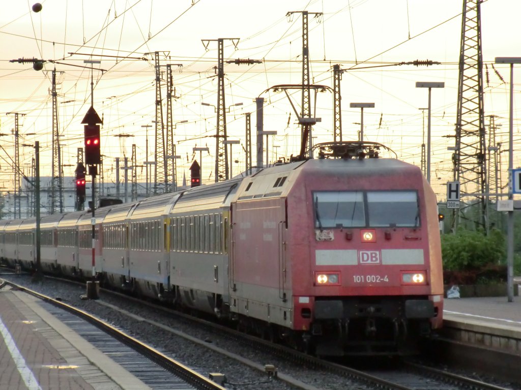 Nach dem Platzregen lie� sich am Donnerstagabend des 4.8.10 die Sonne am Dortmunder Hauptbahnhof nochmal kurz blicken. Gerade in diesem Moment fuhr 101-002 mit dem EC 6 Chur - Hamburg-Altona ein.