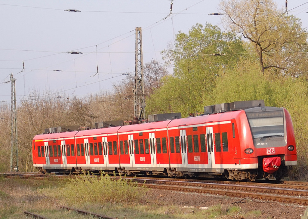 Nach dem die RB 38 in Richtung Neuss fuhr, durfte dann dieser RE´8 Zug Grevenbroich in Richtung M�nchengladbach verlassen am 13.4.2012