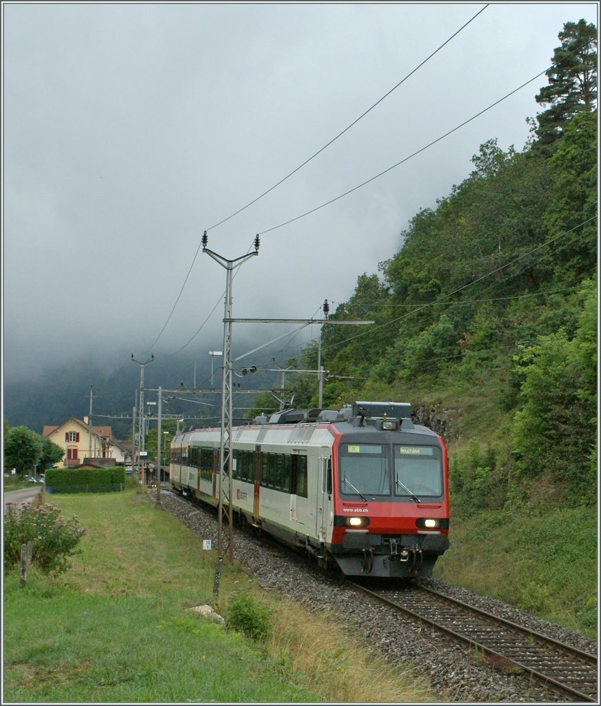 Nach dem Richtungwechsel in Chambrelien fährt der Domino als Regionalzug Richtung Neuchâtel weiter. 
19. August 2010