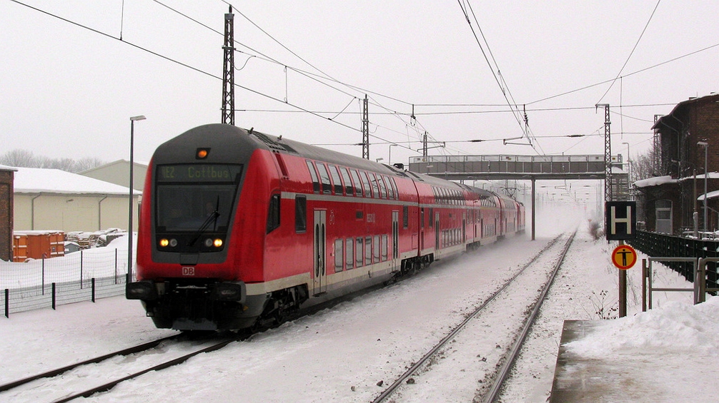 Nach dem schnen Fernverkehr kam der auch wieder schne Nahverkehr. Hier durchfhrt ein RE 2 am 29.12.2010 den Bahnhof von Golen (Niederlausitz) auf der Reise nach Cottbus.