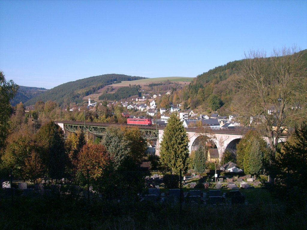 Nach dem Schubdiensteinsatz fhrt die BR 151 wieder zurck nach Probstzella ber die Trogenbachbrcke in Ludwigsstadt auf der Frankenwaldbahn.