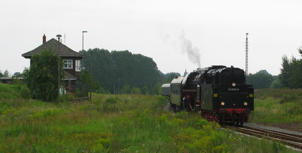 Nach dem selbst gefassten Motto:  Knig Dampf regiert die Prignitz  zog es mich am 14.08. in die Prignitz. Dort wurde eine super Dampf-Veranstaltung gefeiert, die sehr sehenswert war. Diese Einfahrt war fr uns berraschend, denn wir rechneten noch gar nicht mit der Ankunft der 01 0509 der Pressnitztalbahn in Pritzwalk. Dank des Fahrdienstleiters ging aber alles gut. 14.08.2011