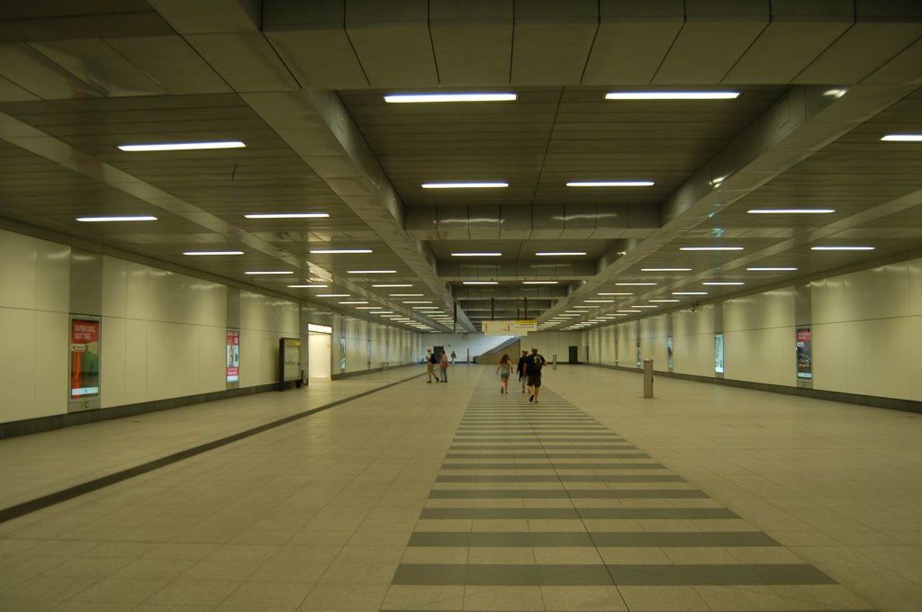 Nach dem Treppenaufgang der U5 muss man diese Halle noch queren und erreicht schlielich die restlichen Ebenen des Hbf. 07.08.2012