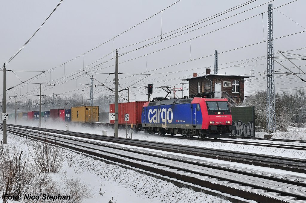 Nach dem blichen IC kam die Re482 007-2 der SBB mit einem kurzen Containerzug aus dem Schnee dahergepeitscht,Elstal (20.01.10)