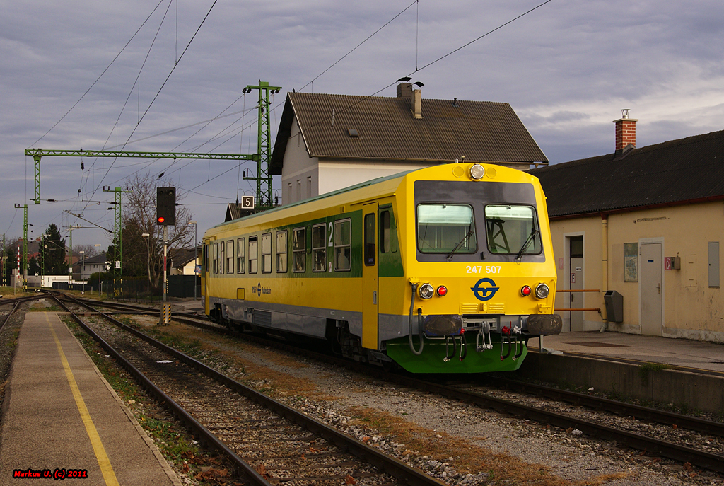 Nach dem Verkauf mehrerer BB Dieseltriebwagen, Reihe 5047 an die GySEV/Raaberbahn, bekommen diese nun ein neues Farbkleid sowie neue Nummern.
Am 09.12.2011 fuhr einer dieser Triebwagen, 247 507 (ex BB 5047 062), als R7735 von Wiener Neustadt Hbf nach Deutschkreutz.