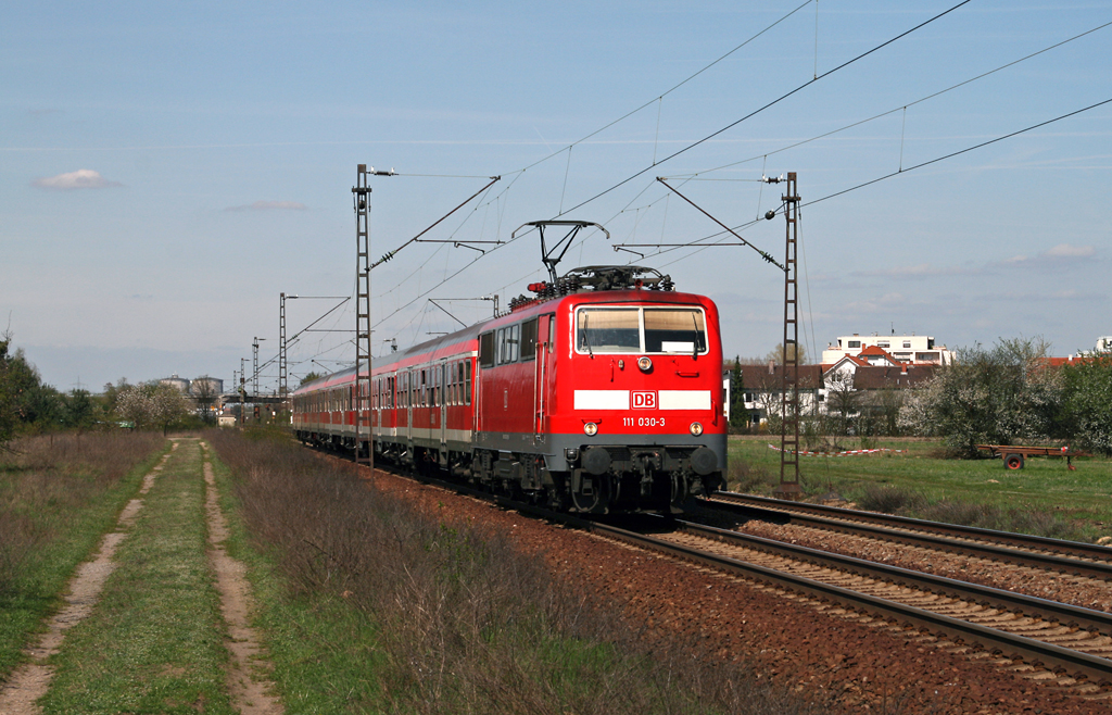 Nach dem Zwischenhalt in Wiesental bringt die Ludwigshafener 111 030 am 09. April 2010 die versptete RB 18619 von Mannheim nach Karlsruhe wieder auf Hchstgeschwindigkeit.