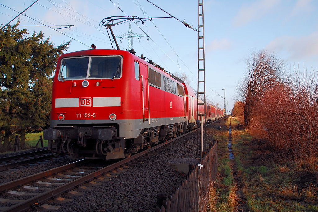 Nach Dortmund eilt die 111 152-5 als  Schieber  mit dem RE4 durch Herrath. 24.12.2011