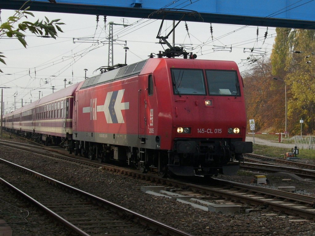Nach drei Tagen Abstellung in Bergen/Rgen verlie HGK-Lok 145-CL 015 am 01.November 2009 mit dem Leerzug nach Binz den Bahnhof von Bergen/Rgen um dann von Binz nach Kln zurck zufahren.
