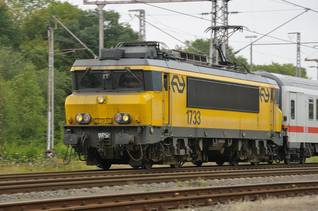 Nach ein Lokwechsel verlasst NS 1733 am 30/07/2011 Bad Bentheim mit ein ic nach Flughafen Schiphol.