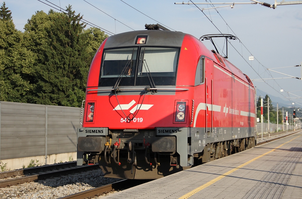 Nach einem Besuch des Europark Shopping Centers konnte beim warten auf die Westbahn an der Station Salzburg Taxham erneut die 541 019-0 als Tfzf gesehen werden. Aufgenommen am 05.07.2012.