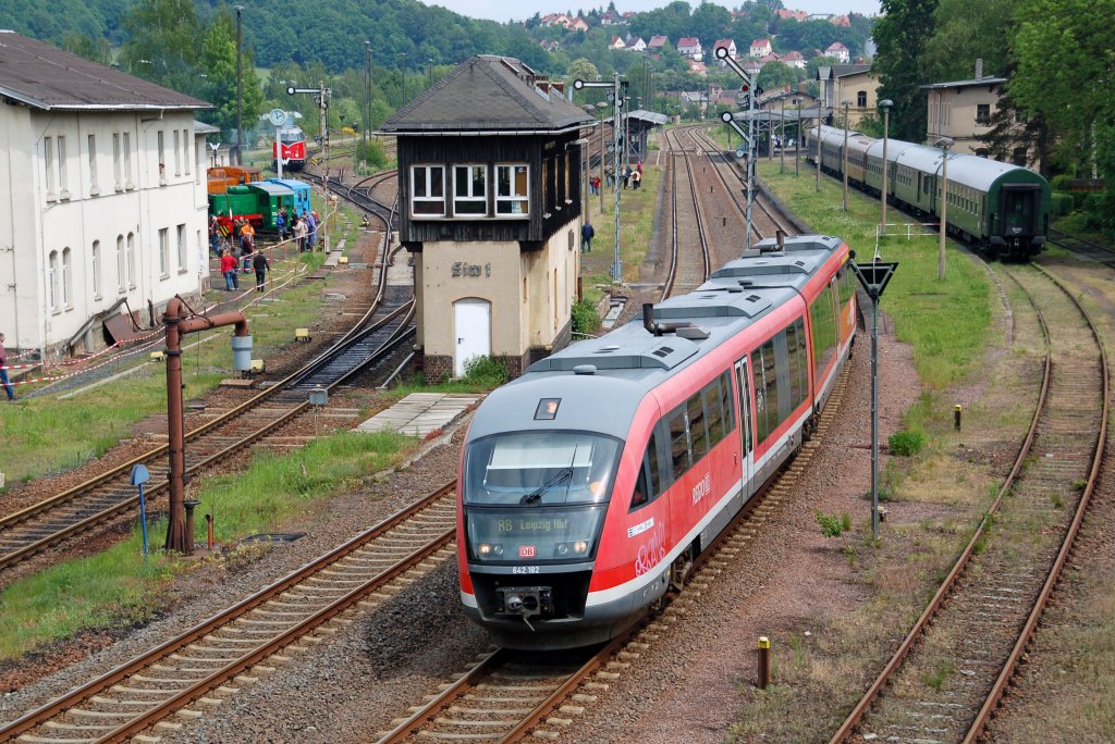 Nach einem Halt im Bahnhof Nossen setzt 642 182 seine Fahrt nach Leipzig fort. Fotografiert am 15.05.11.