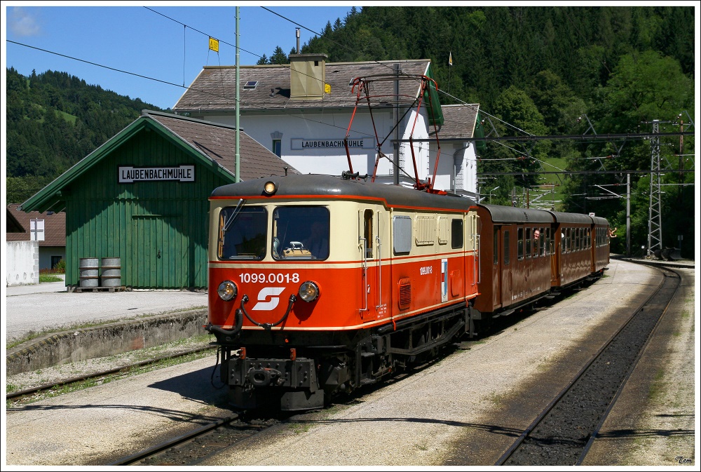 Nach einem kurzem Aufenthalt im Bahnhof Laubenbachmhle, fhrt 1099 001 mit dem R 6811 weiter bergwrts Richtung Mariazell.  
1.8.2010

