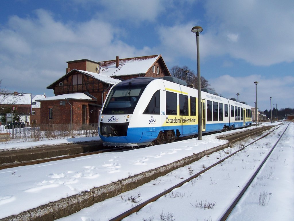 Nach einem kurzem Zwischenstopp im Bahnhof von Chrivitz fhrt VT 705 der OLA weiter nach Parchim 03.12.2006