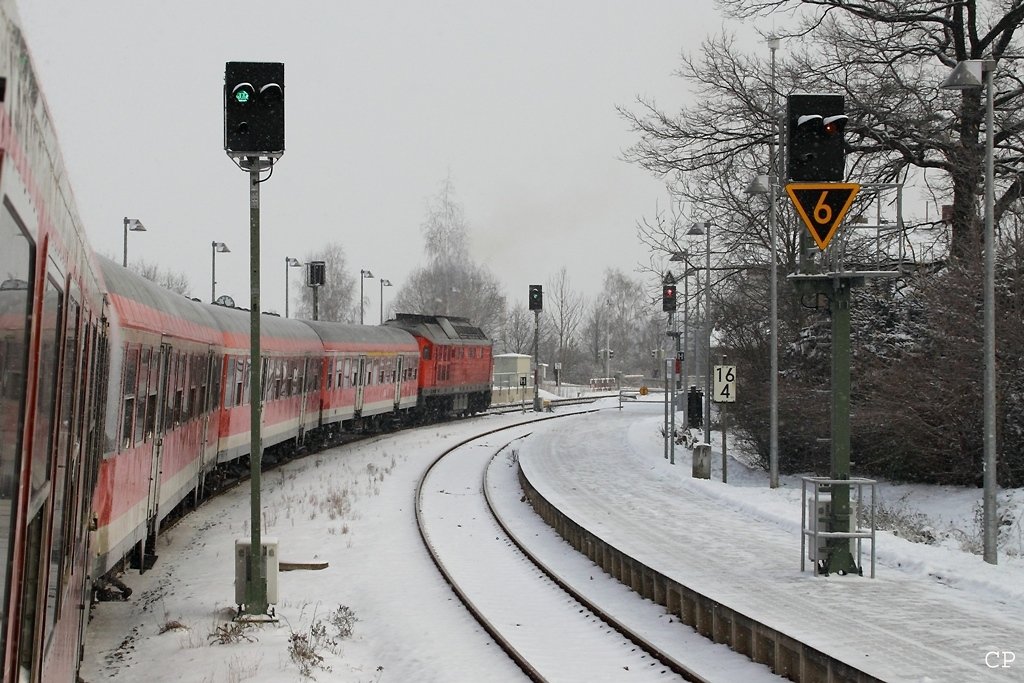 Nach einem kurzen Aufenthalt in Nbdenitz bringt uns 232 569 weiter Richtung Altenburg. (19.12.2009)